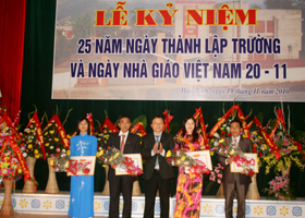 Lãnh đạo Tập đoàn Sông Đà trao giấy khen cho các thầy cô giáo có thành tích xuất sắc trong phong trào thi đua dạy tốt của trường Cao đẳng nghề Sông Đà